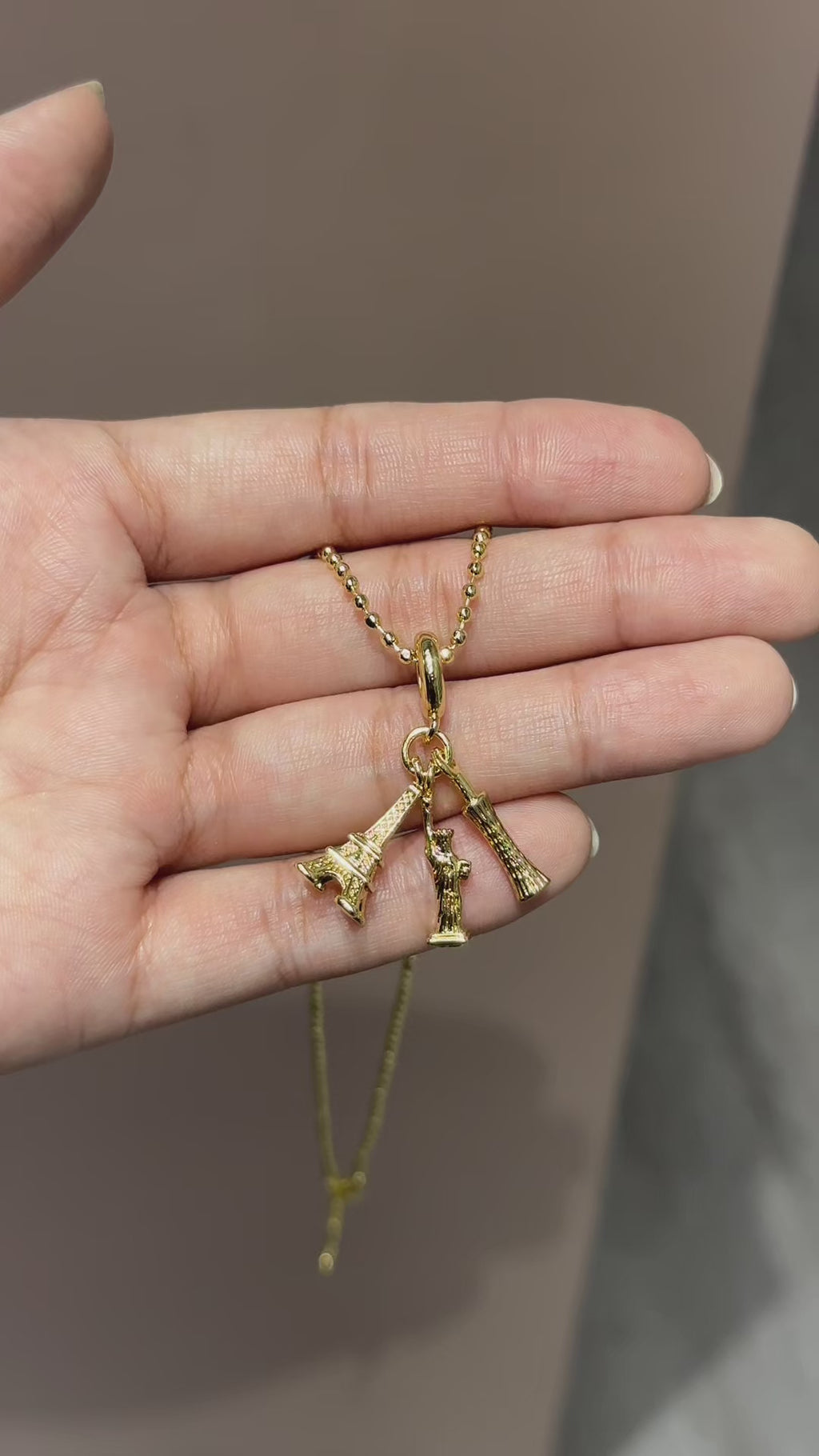 COLLAR ICONOS DEL MUNDO